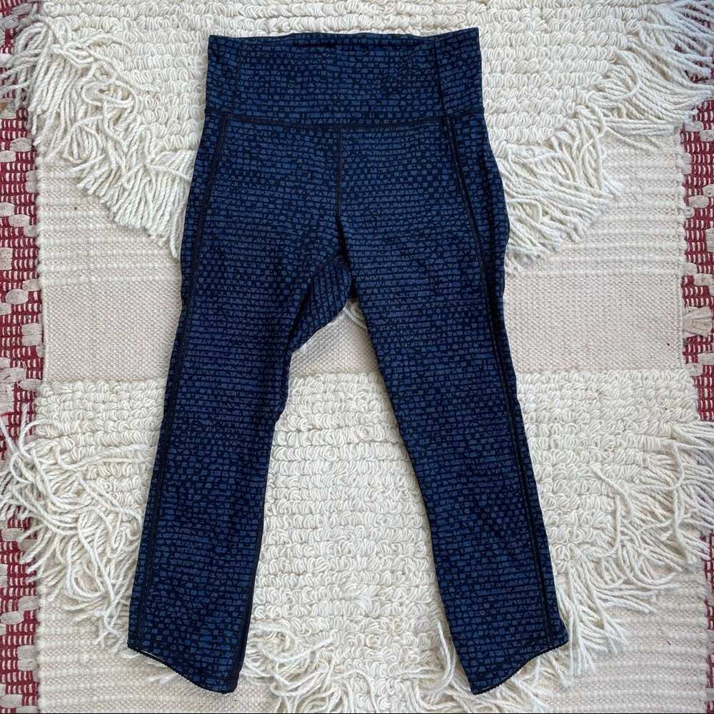 LULULEMON navy and black Shatter Weave Pace Rival crop leggings 6
